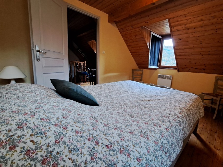 Même chambre sous un autre angle.