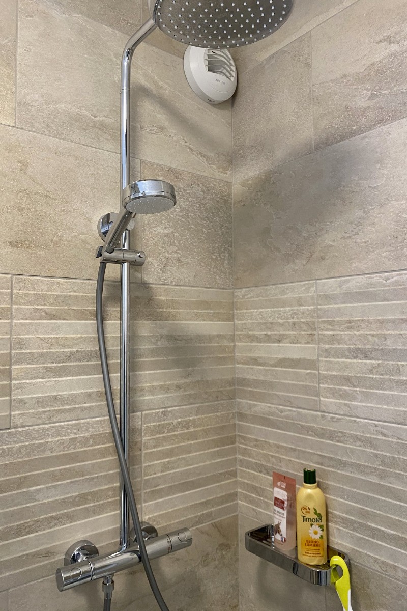 Douche thermostatique avec grand pommeau et douchette