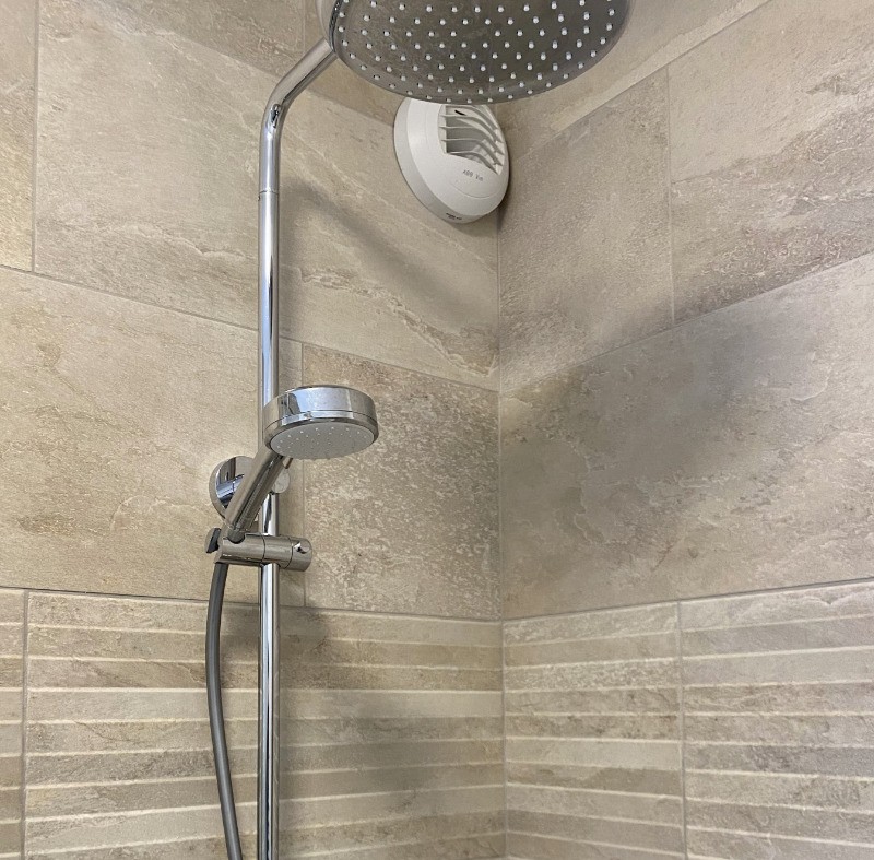 Douche thermostatique avec grand pommeau et douchette