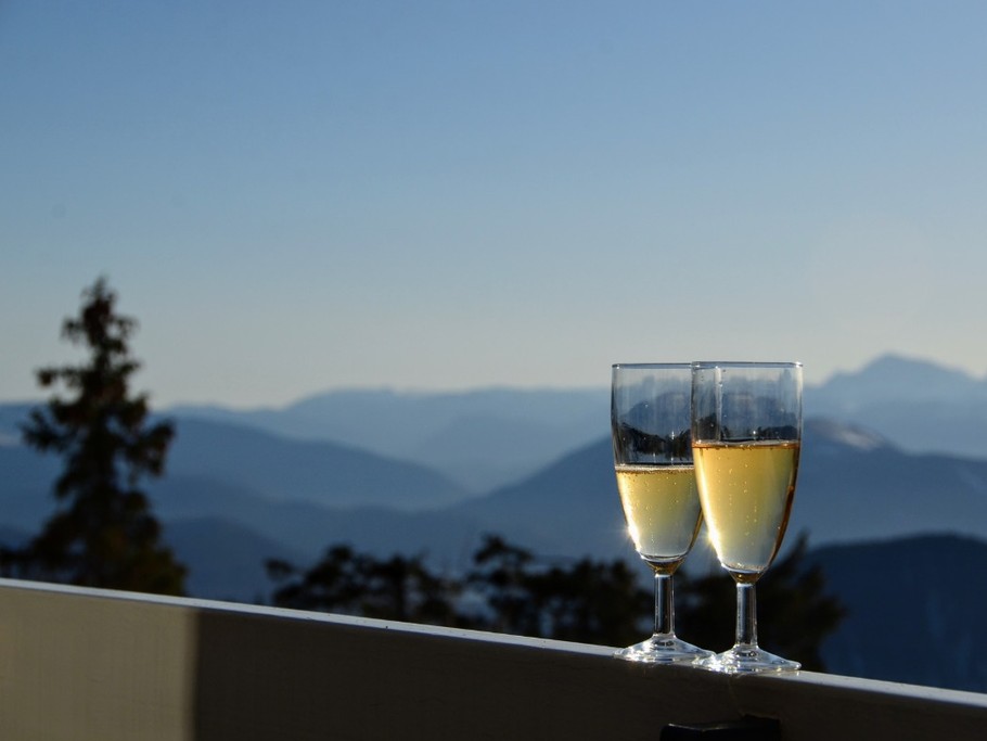 Tchin !!! Dégustez le panorama inoubliable sur la vallée et la chaine du Vercors