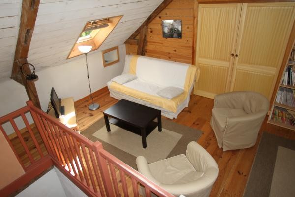 Le salon avec la porte coulissante donnant sur la grande chambre