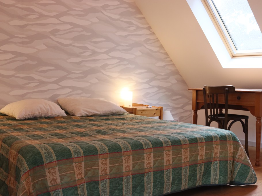 Chambre 1 étage avec un grand lit en 160