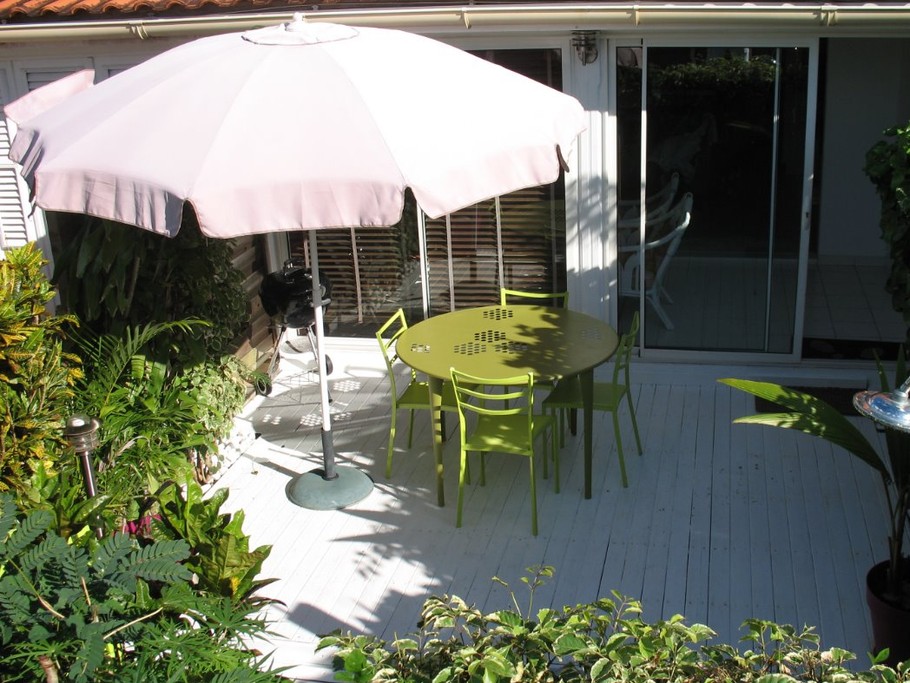 Joli maison avec jardin tropical