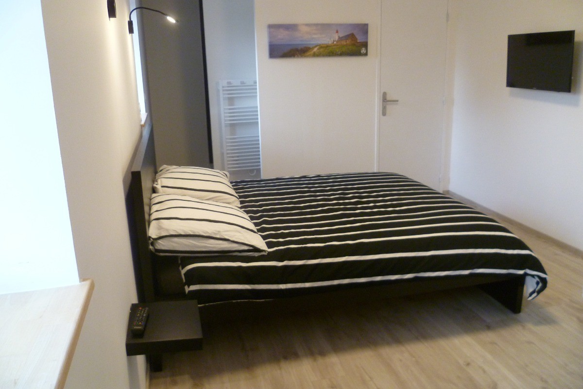 chambre n°2 avec lit 160 et salle d'eau privative et communicante + WC privatif fermé