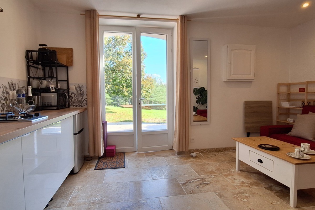 Salle de sejour, chambre, salle d'eau