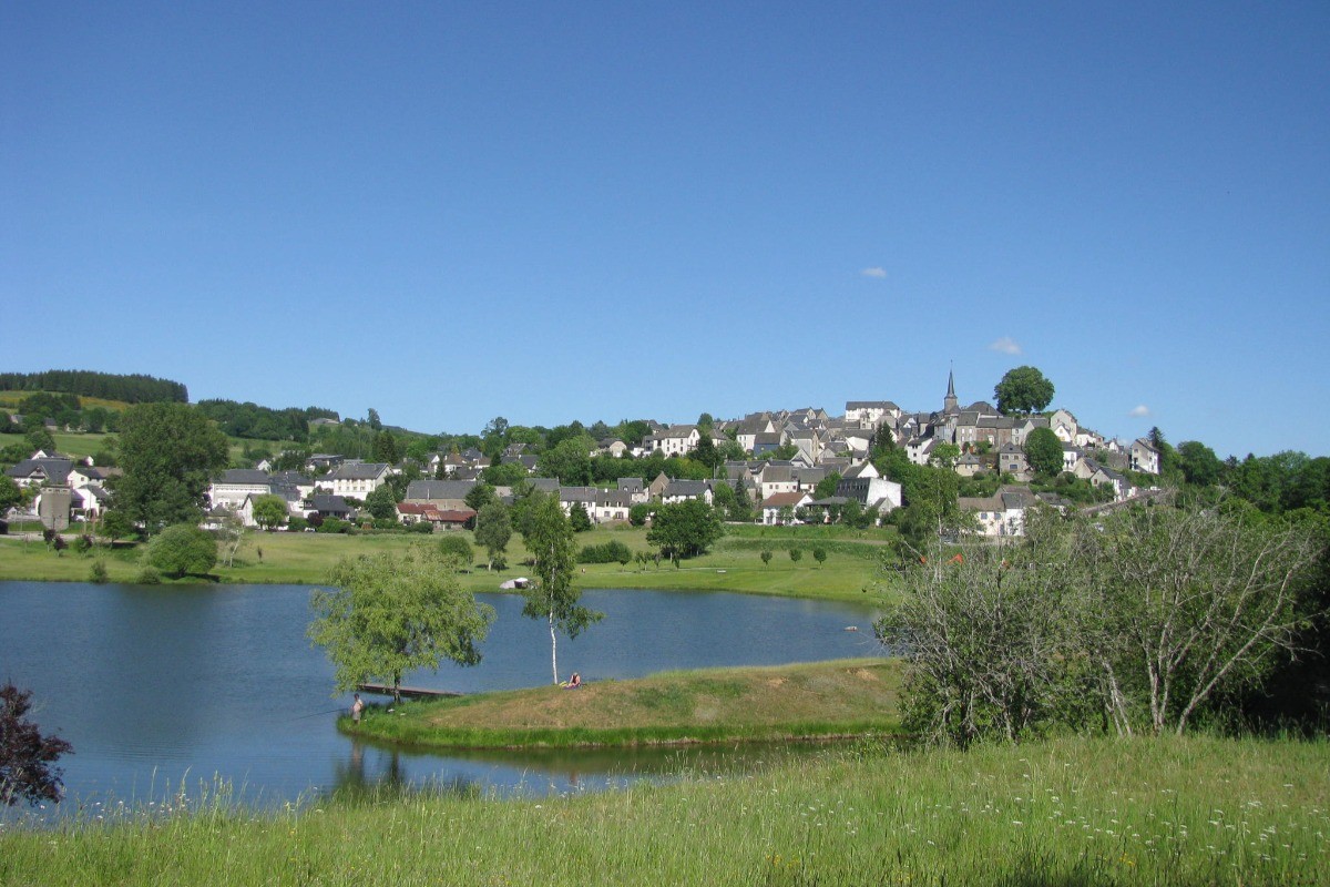 LA TOUR D'AUVERGNE  avec son plan d'eau en été à 1,5 km