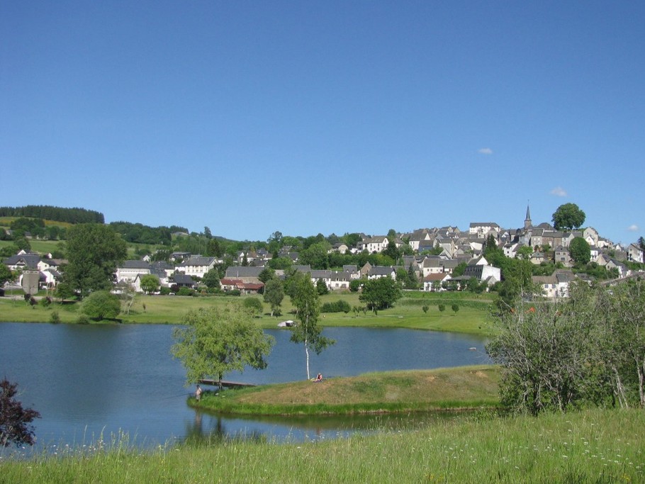 LA TOUR D'AUVERGNE avec son plan d'eau en été à 1,5 km