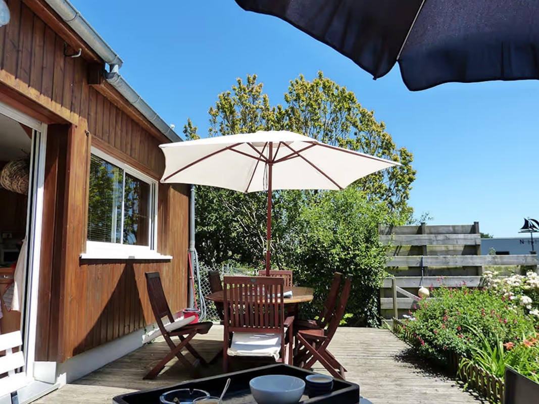 Large terrace with all-day sunshine