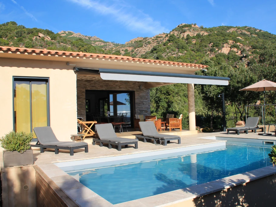 Vue piscine et terrasse