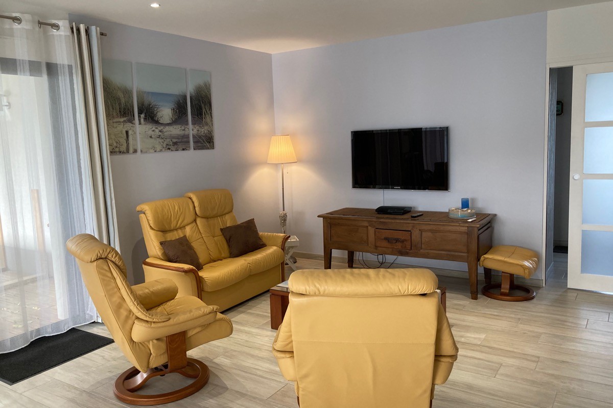 salon avec porte fenêtre donnant sur la terrasse et le jacuzzi