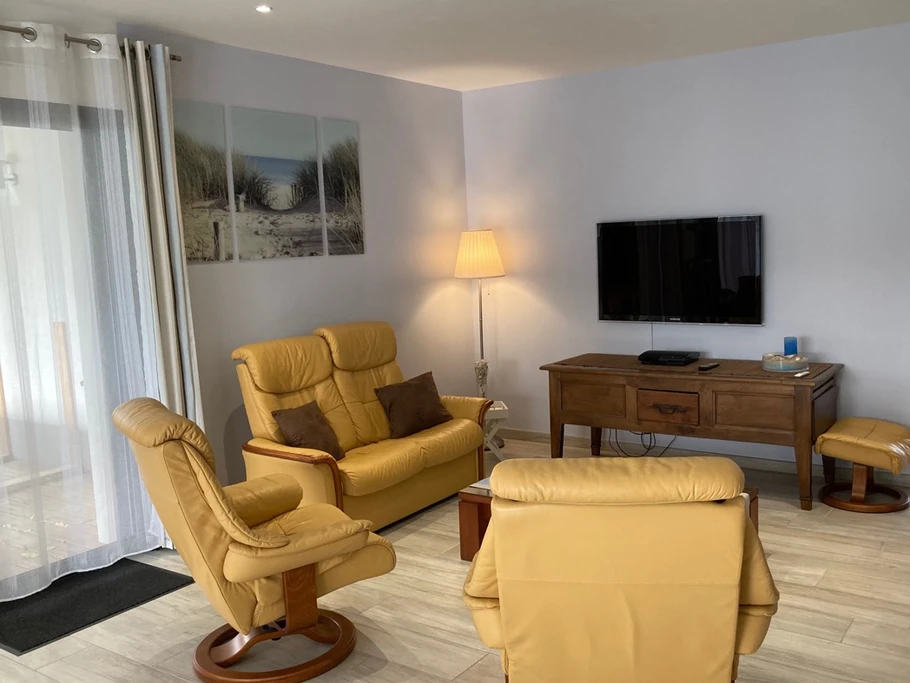 salon avec porte fenêtre donnant sur la terrasse et le jacuzzi