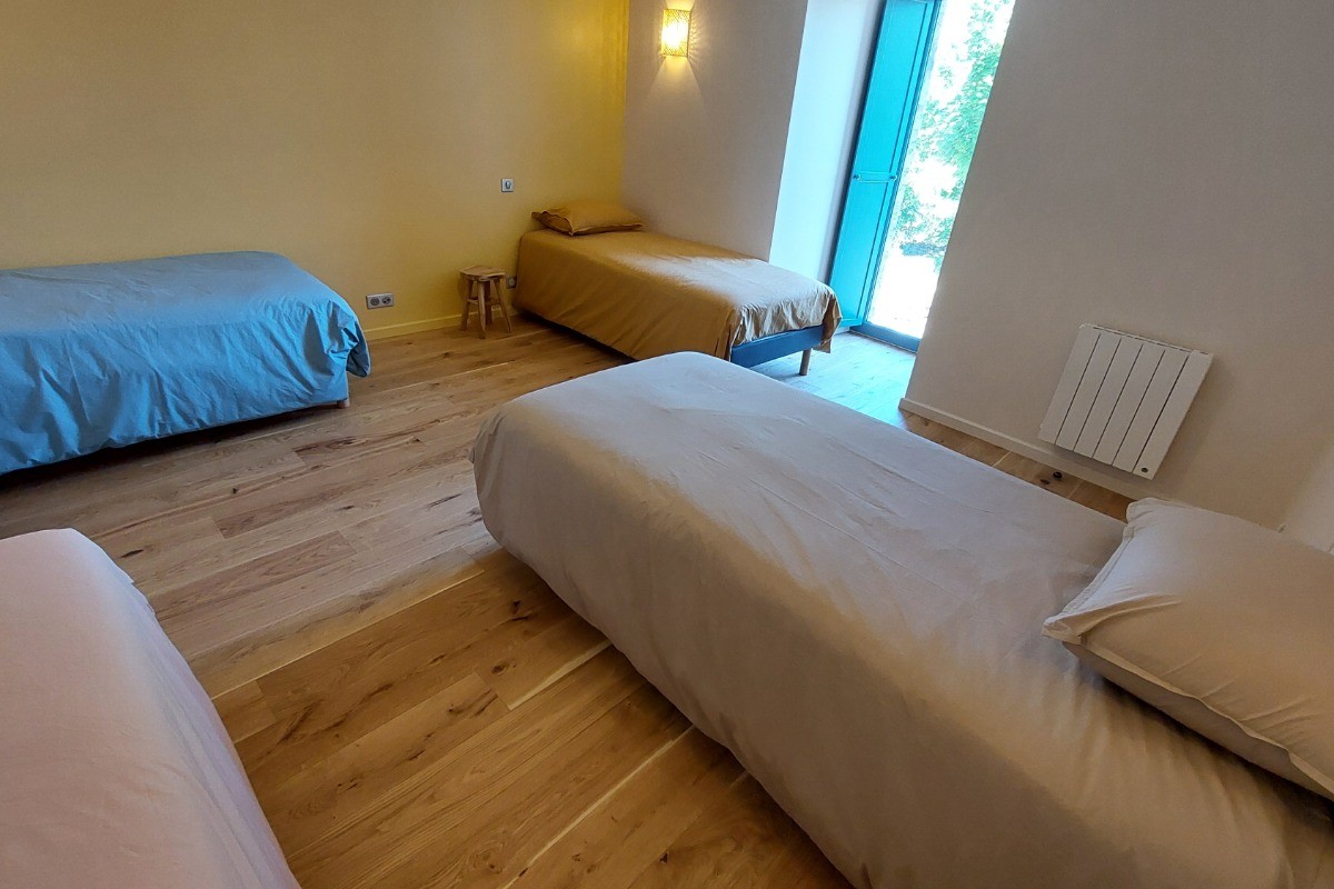 Chambre 3 dortoir avec 4 lits en 90*200 et salle d'eau communicante