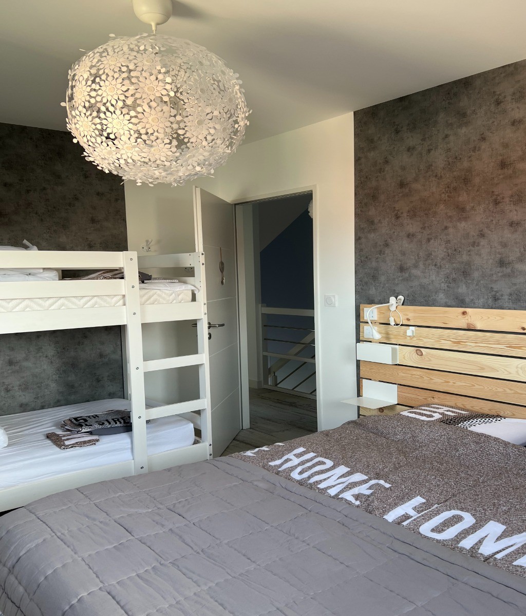 Chambre 2 à l'étage avec un lit en 140 et deux lits en 90 superposés