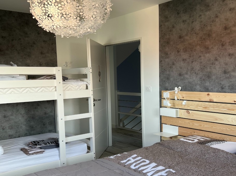 Chambre 2 à l'étage avec un lit en 140 et deux lits en 90 superposés