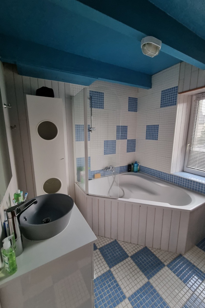 Au 1er étage la salle de bain et un wc indépendant
