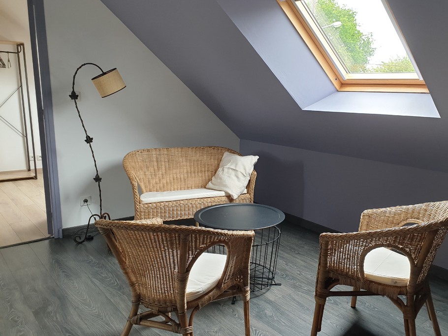 Espace détente à l'étage avec jeux et livres