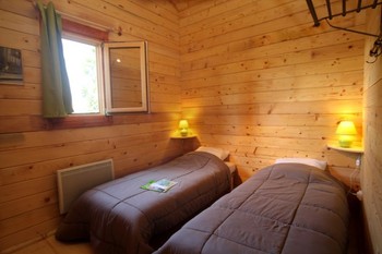 Chambre 2 personnes 2 lits 90cm Village de Gîtes Les Collines d'Eyvigues 24580 Salignac Eyvigues Clévacances