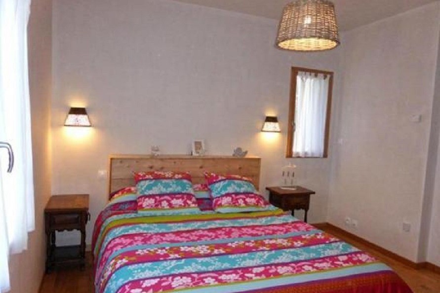 chambre au RDC avec lit 160 et placard penderie