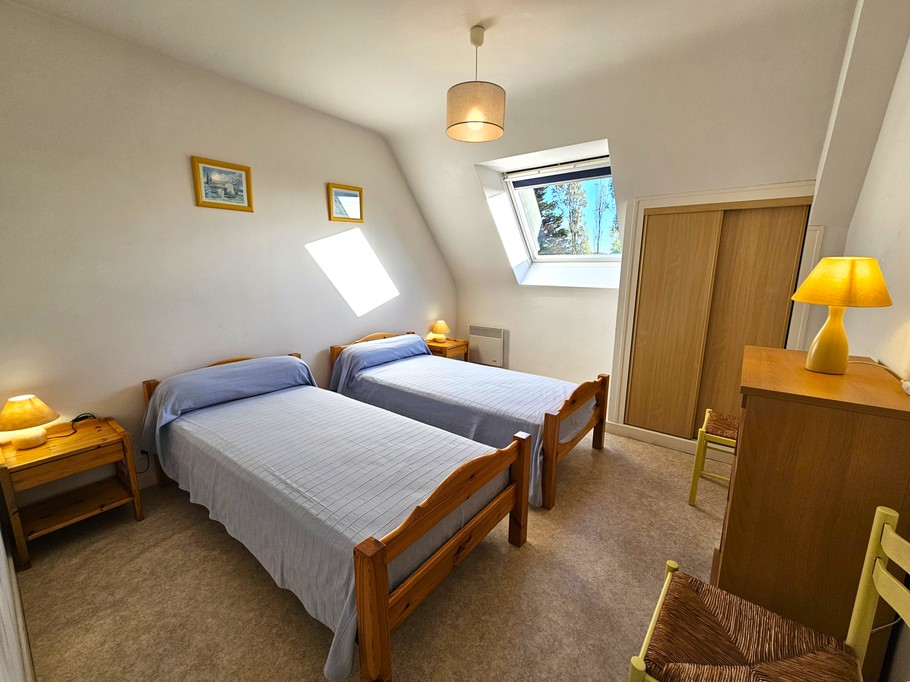 Chambre 3 - pour 2 personnes (2 lits de 90x190 cm ou 1 lit 180 x 190 cm) avec armoire et étagères.