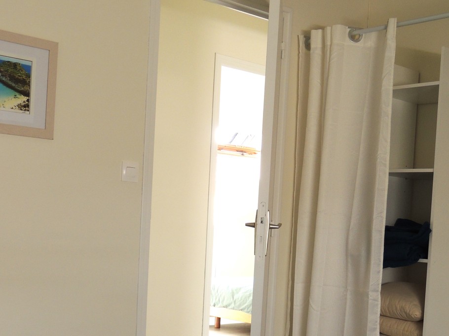 Chambre 1 - 1er étage  : Placard et penderie