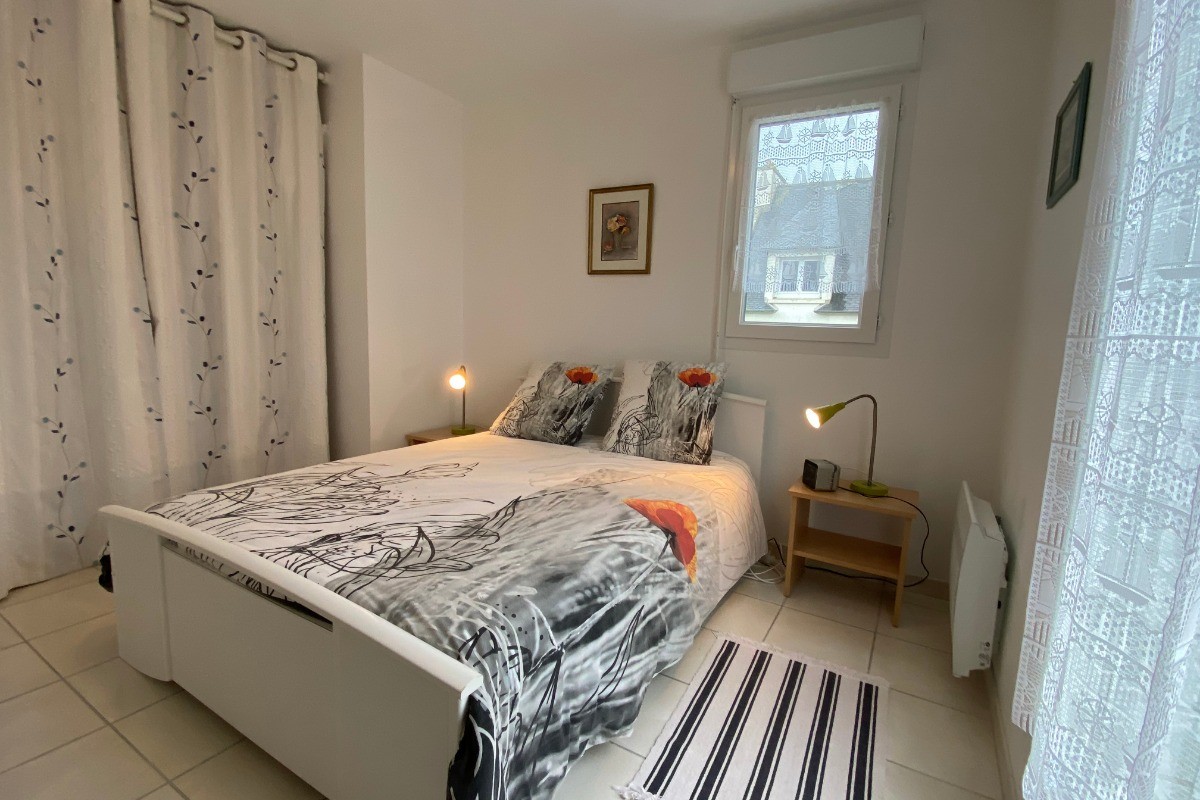 Chambre indépendante avec un lit 140  /  dressing / commode / tv
 Sortie direct de la chambre sur la terrasse de 22m²