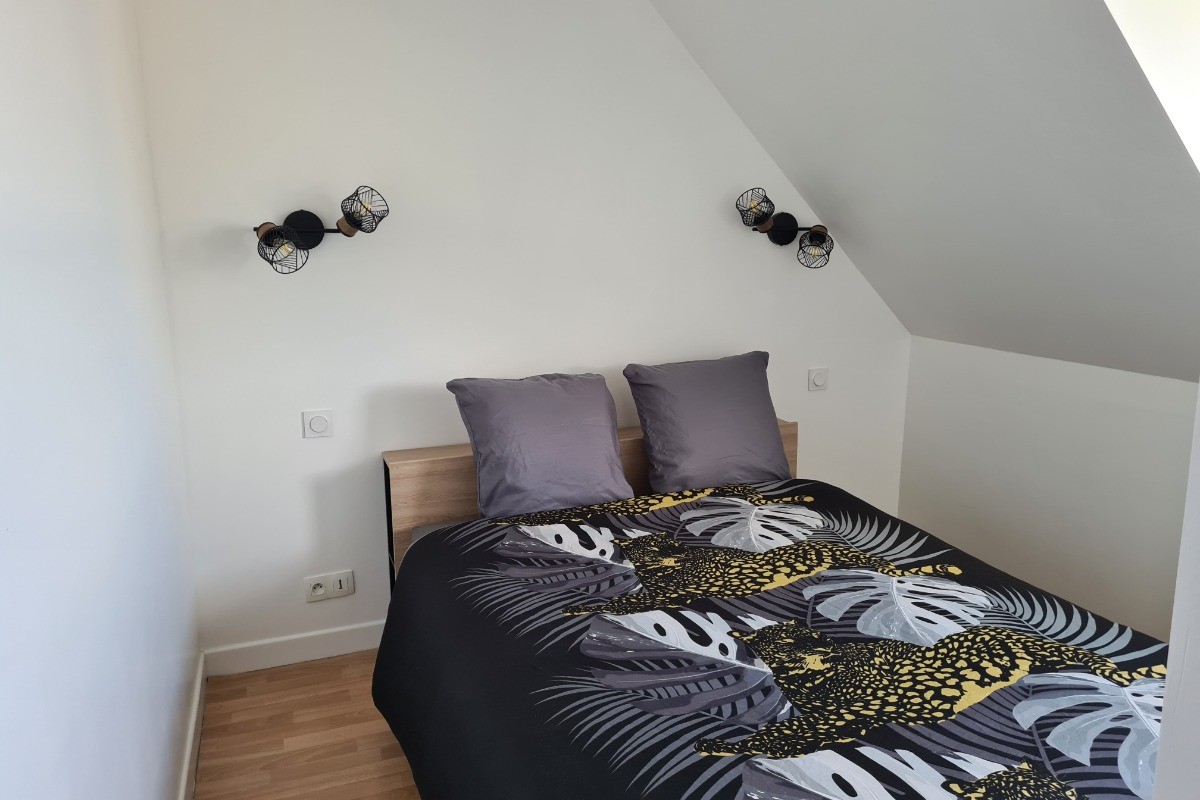 A l'étage une première chambre avec un lit 140