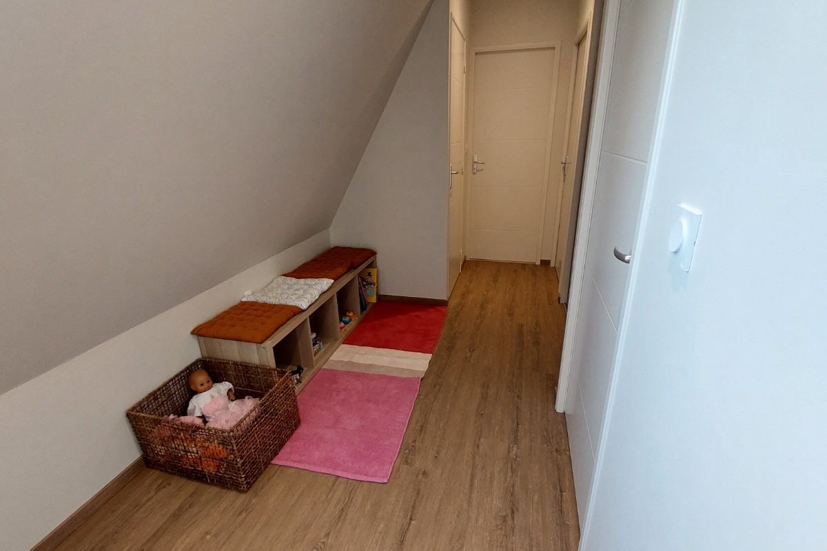 Espace jeux pour enfants sur le palier de l'étage du gîte La Petite Maison, avec escaliers sécurisés.
