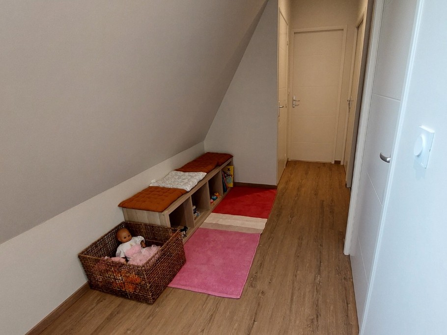 Espace jeux pour enfants sur le palier de l'étage du gîte La Petite Maison, avec escaliers sécurisés.