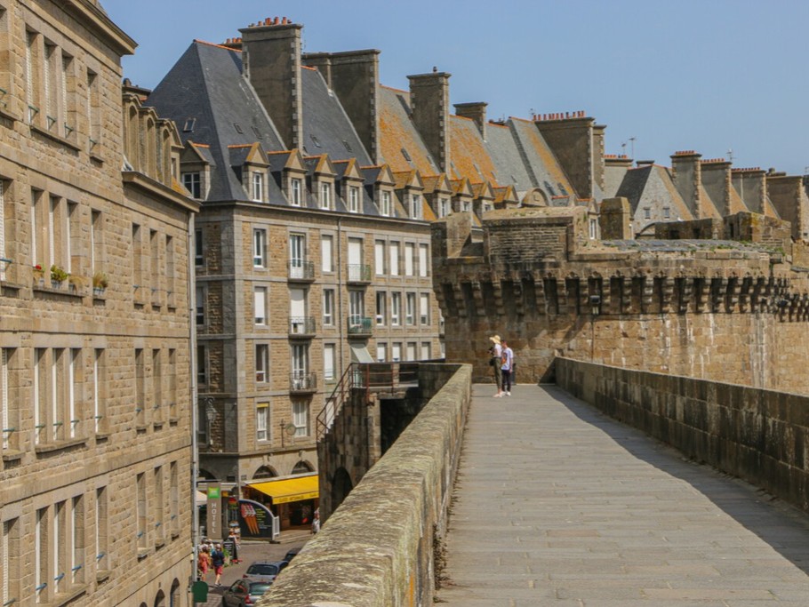Sur les remparts de l'ancienne cité corsaire Saint-Malo (intra-muros)