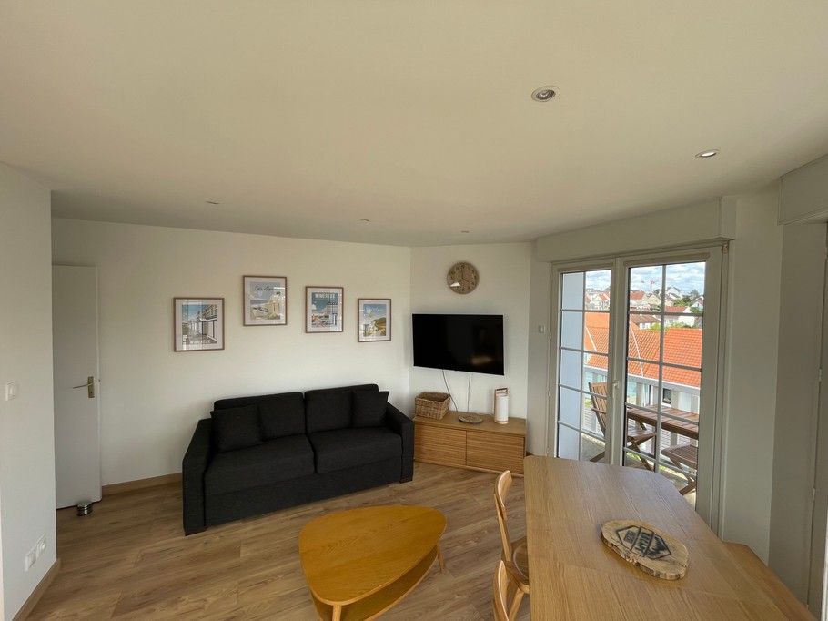 CANAPÉ CONFORTABLE ET GRAND ÉCRAN TV