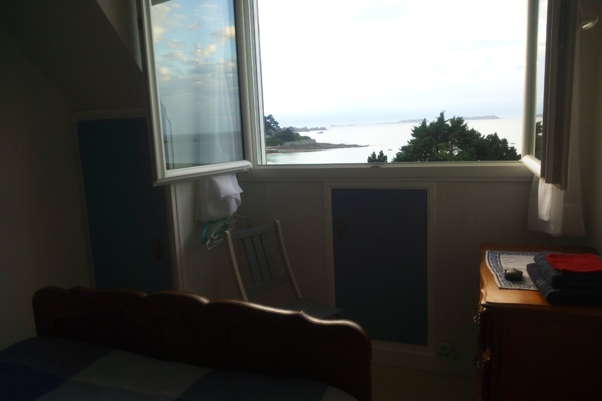 Chambre côté mer. Lit en 140. Vue sur la plage.