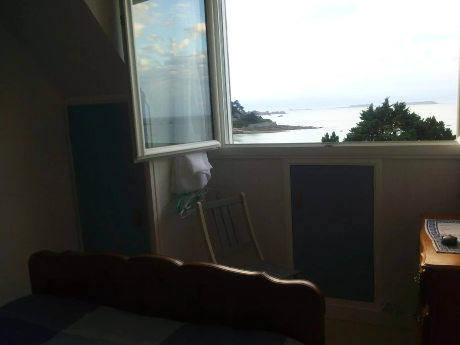 Chambre côté mer. Lit en 140. Vue sur la plage.