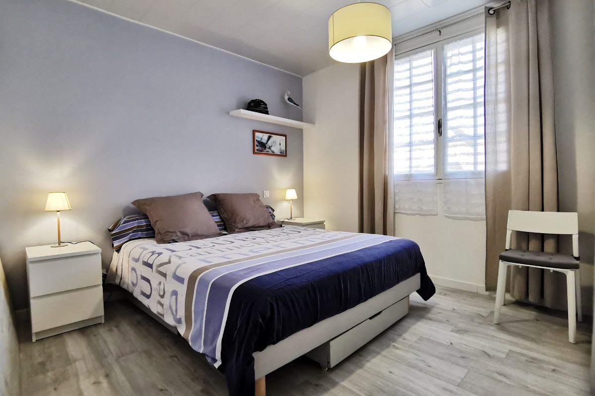 Chambre 1 : lit 160 et placard penderie