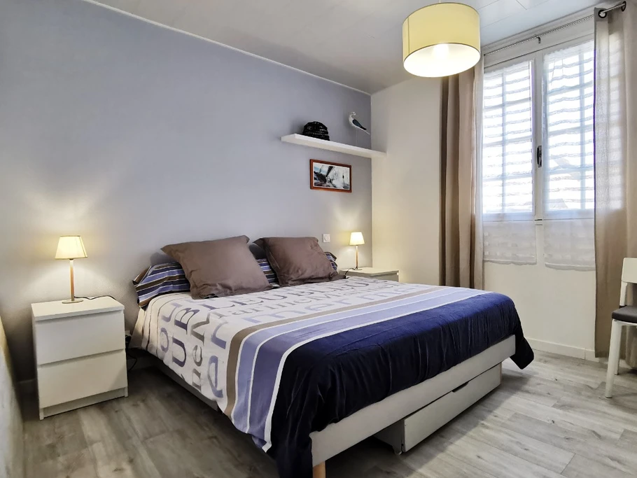 Chambre 1 : lit 160 et placard penderie