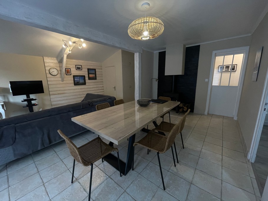 Pièce de vie, canapé.