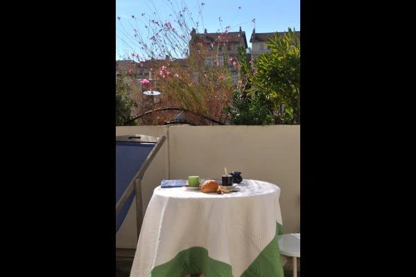 table dressée pour le café sur la terrasse