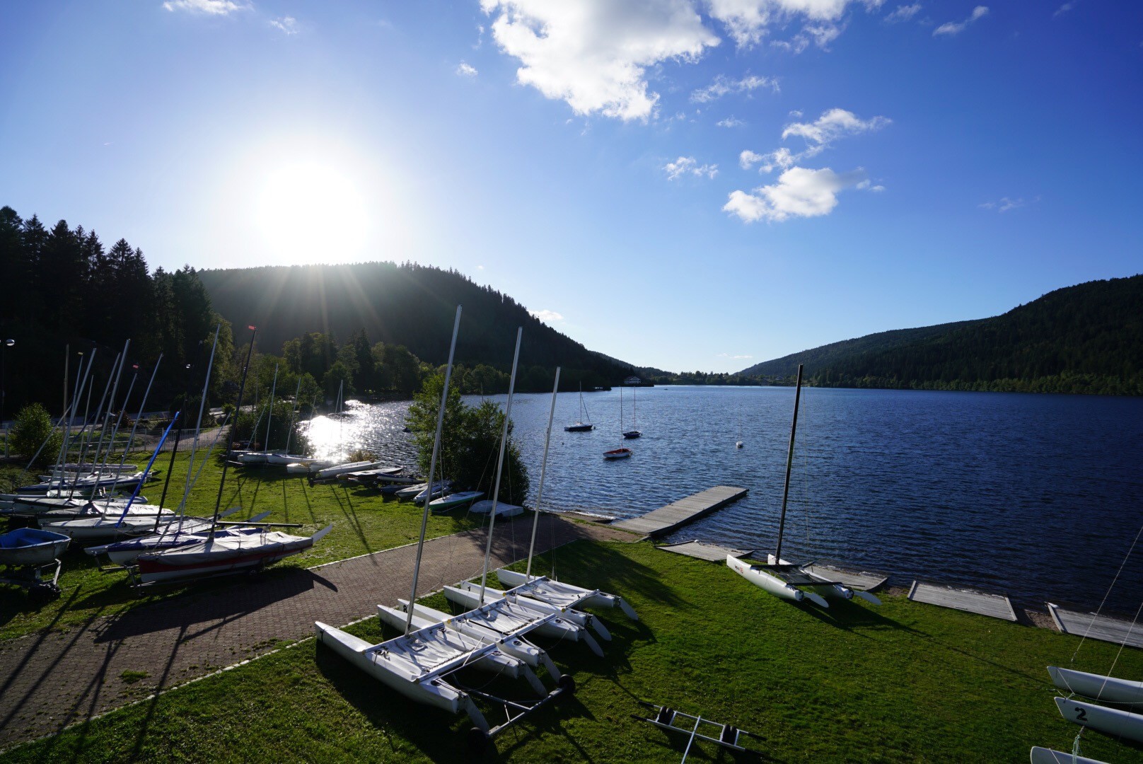 Water sports activities of all kinds on the lake: stand-up paddle, pedalo, kayak, windsurfing, catamaran, supervised swimming, sailing....