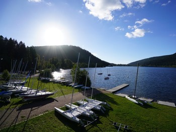 Water sports activities of all kinds on the lake: stand-up paddle, pedalo, kayak, windsurfing, catamaran, supervised swimming, sailing....