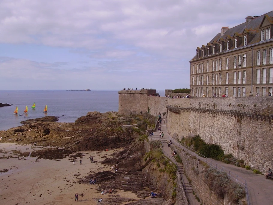 Location, Clévacances, Ploubalay, Beaussais sur Mer, les remparts de St Malo