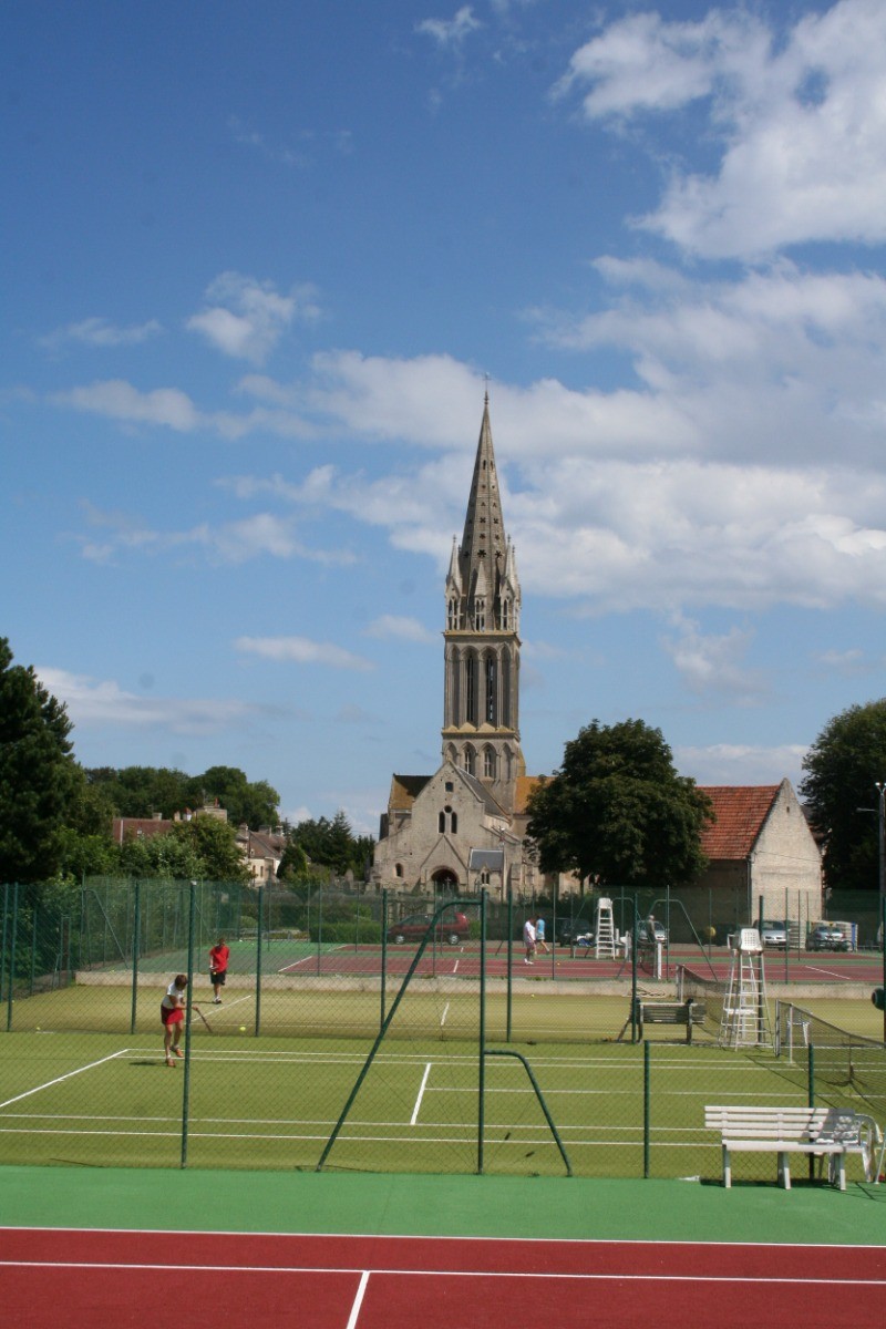 Pour les sportifs le tennis de langrune et ses tournois. Terre battue aux tennis de st Aubin sur mer, tout peut se faire à pied ou à vélo ((2) à votre disposition et hauteur de siège réglable facilement.