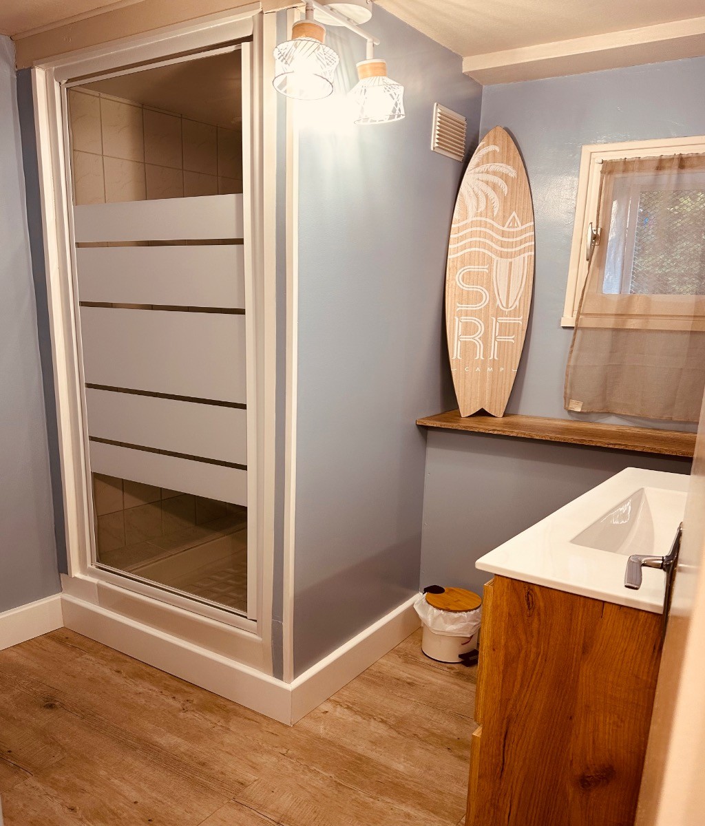 Salle de douche + lavabo  refaire en novembre 2023