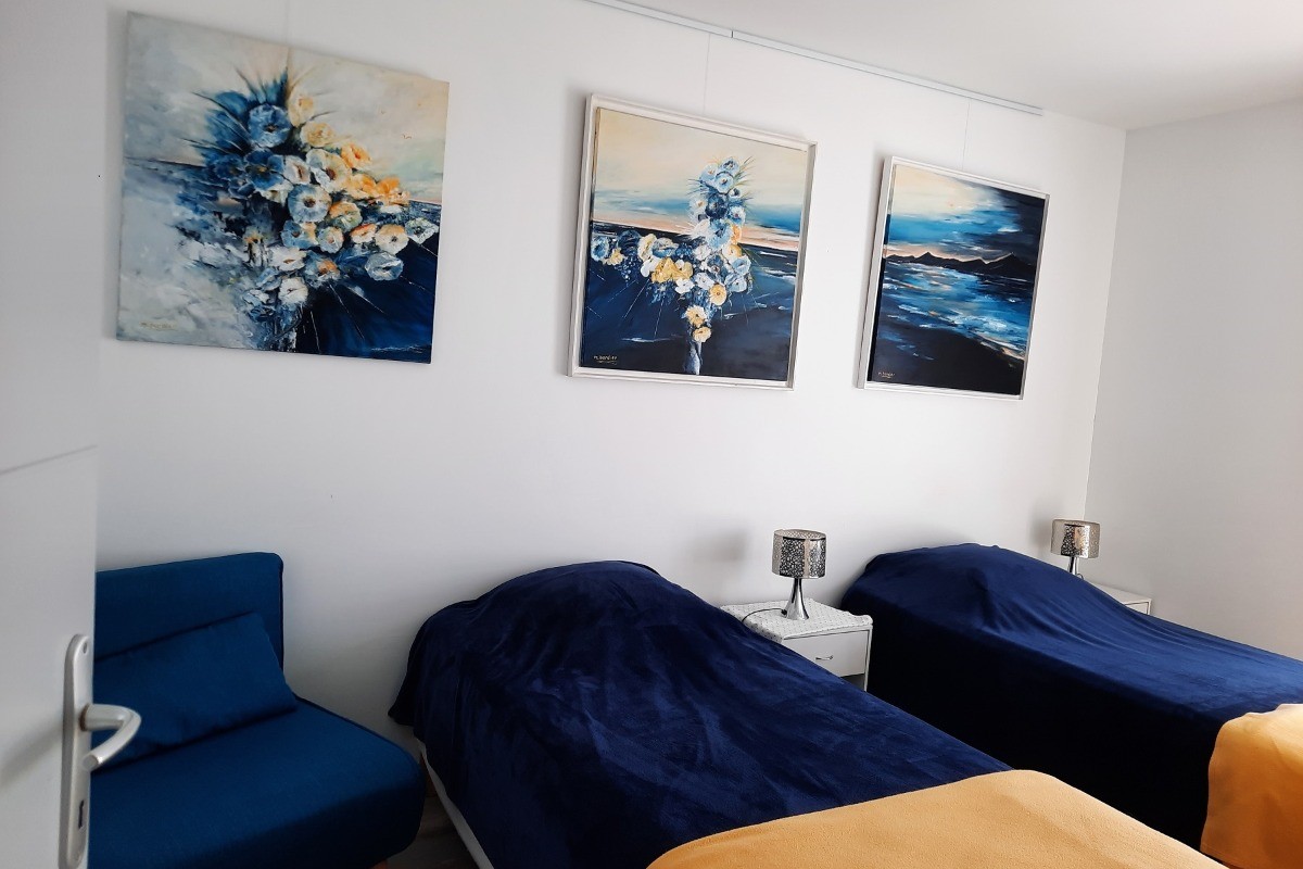 Chambre 2 lits de 90 face jardin et petite vue mer