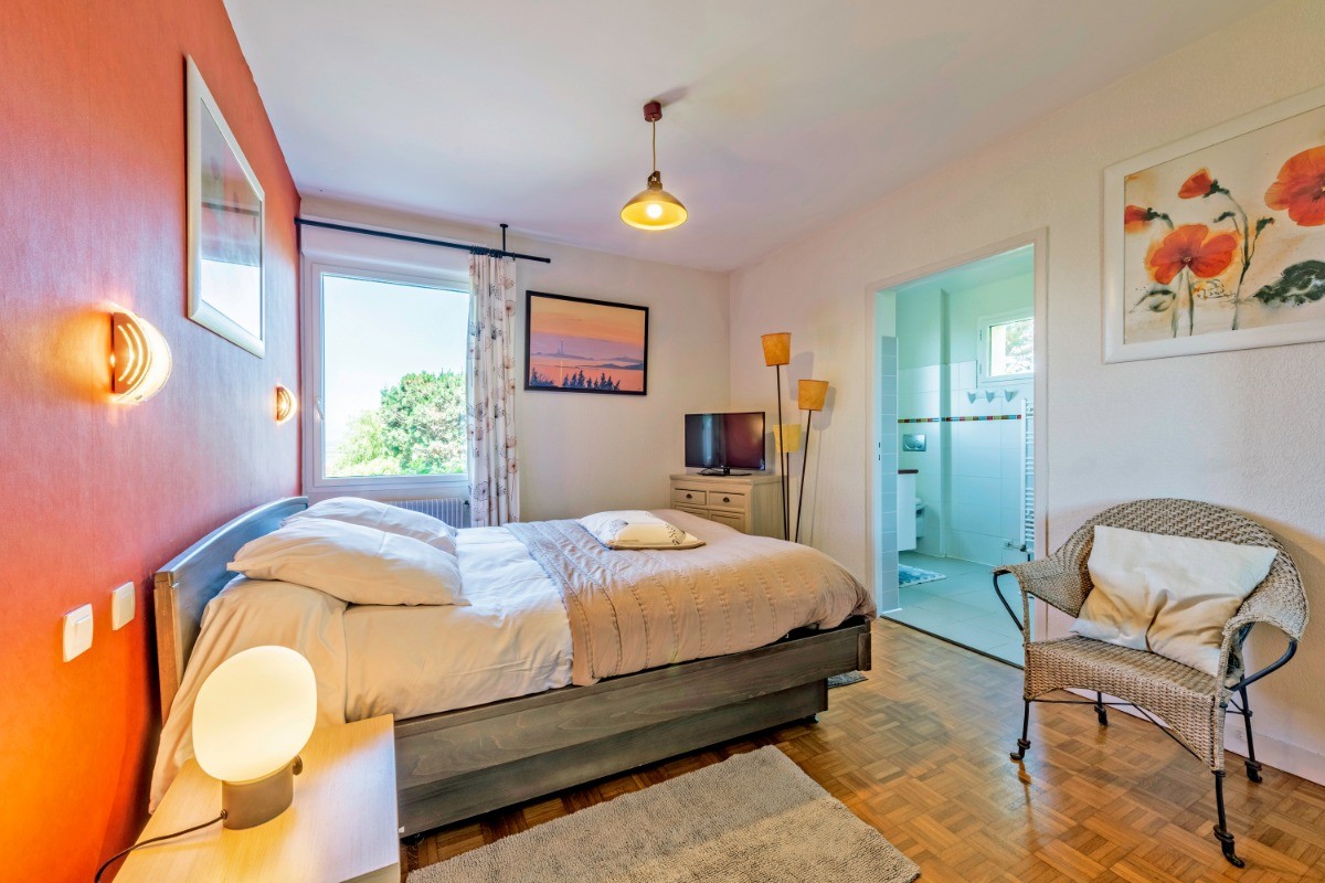 Au rez de chaussée la chambre avec sa salle de bain privative