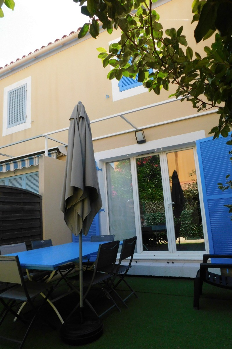 Terrasse équipée de table, 6 chaises, parasol, étendage, 2 fauteuils d'extérieur bas