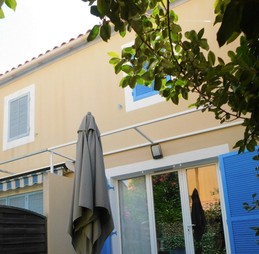 Terrasse équipée de table, 6 chaises, parasol, étendage, 2 fauteuils d'extérieur bas