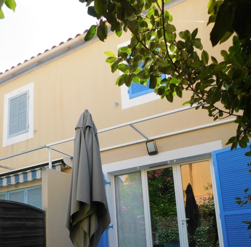 Terrasse équipée de table, 6 chaises, parasol, étendage, 2 fauteuils d'extérieur bas
