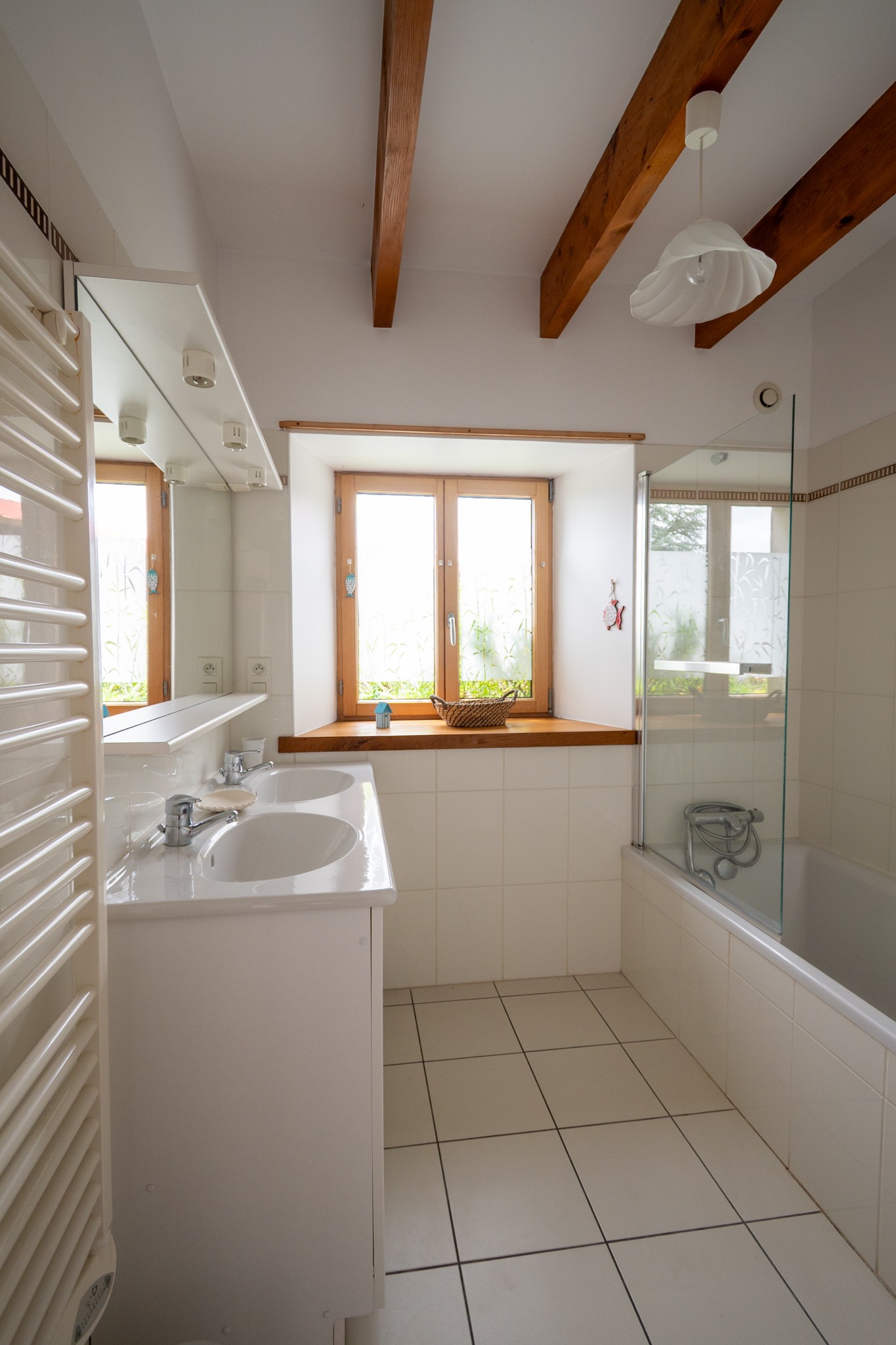 Salle de bains du RDC avec meuble double vasque et baignoire-douche