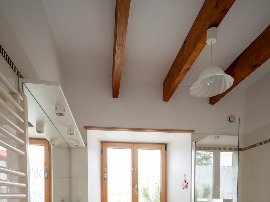 Salle de bains du RDC avec meuble double vasque et baignoire-douche