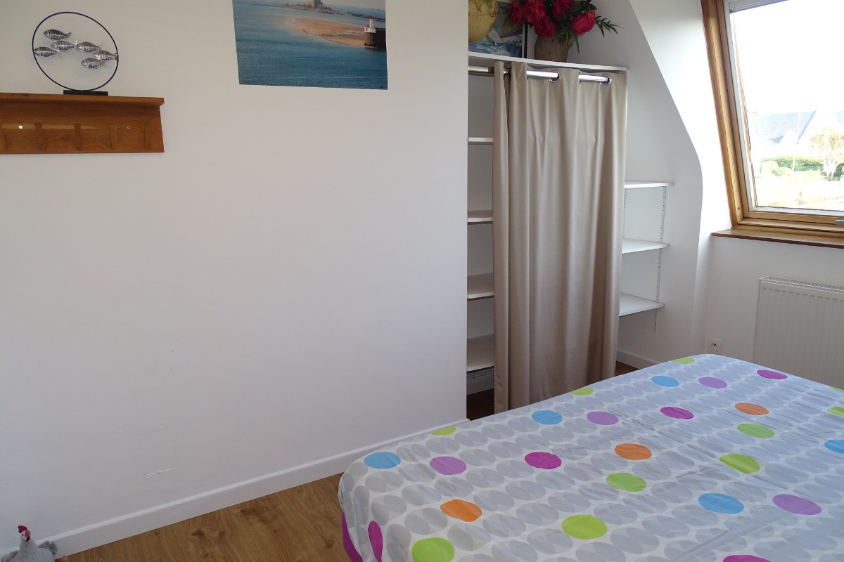 Chambre 1: 2 lits en 90 modulables en lits simples ou double, étagères, penderie, tables.