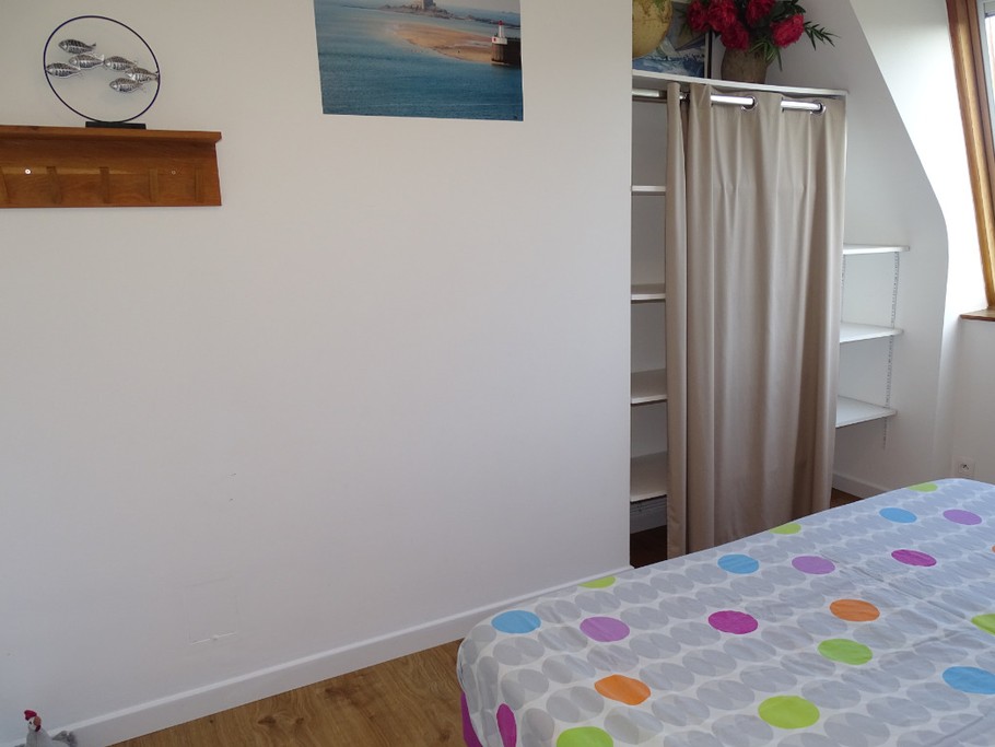 Chambre 1: 2 lits en 90 modulables en lits simples ou double, étagères, penderie, tables.